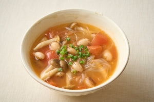 虎豆、トマト、春雨の中華風スープ