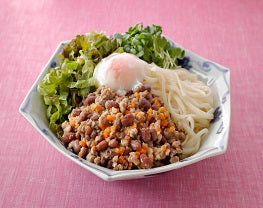 小豆入り肉みそのサラダうどん